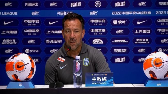 另外，本场比赛滕哈赫选择了瓦拉内和埃文斯来搭档中卫组合，这是他在本赛季使用的第九对不同的中卫组合。